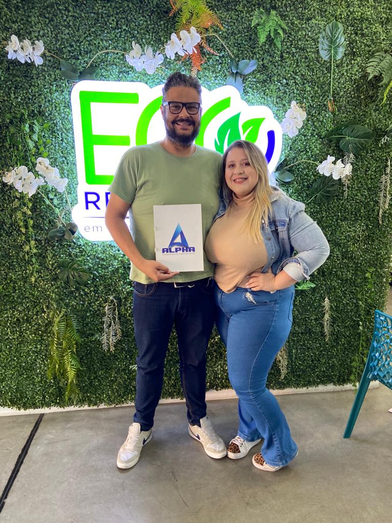 Cooperado 9 segurando o plano da Alpha Cooperativa ao lado de sua mulher